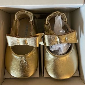 Robeez gold Sofia first kicks